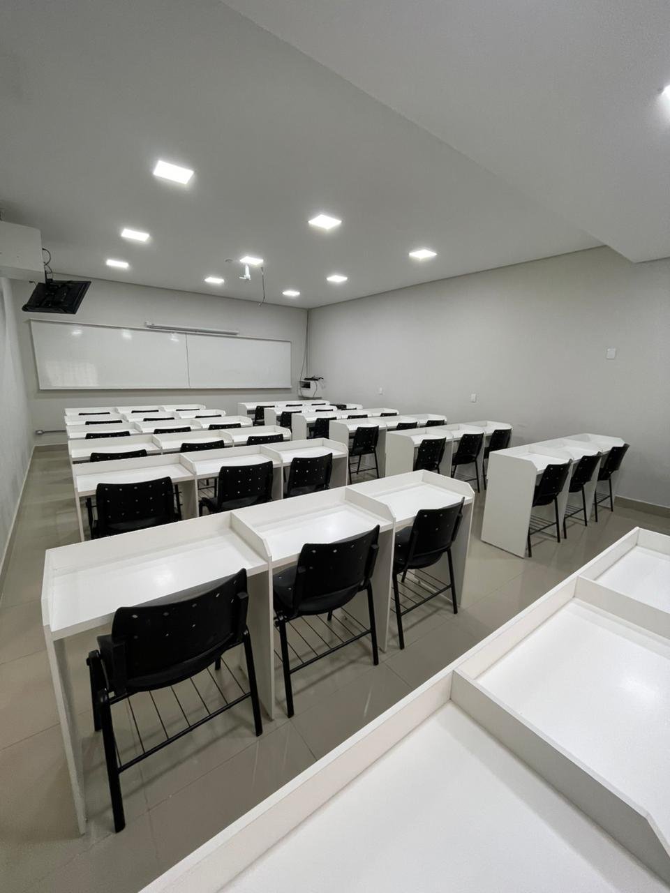 Sala-de-aula-vazio-fundo-Cy09DNz9.jpg
