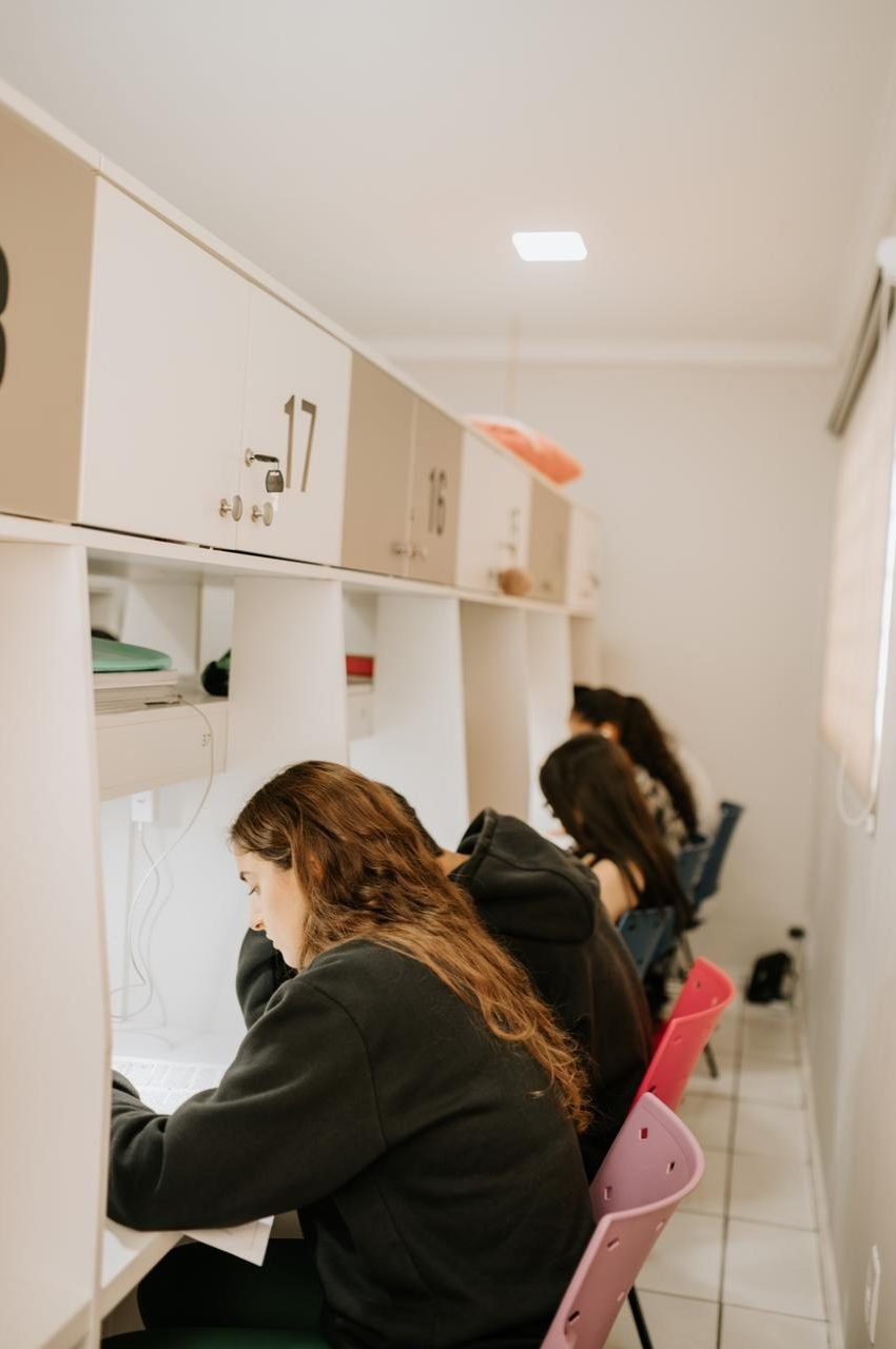 Sala-de-estudos-cheia-2-Cc7EyhUO.jpg